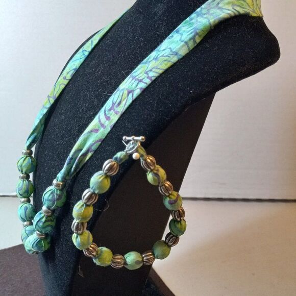 Fabric and Silver Tone beaded necklace and bracelet - Picture 2 of 7